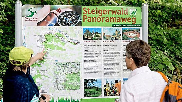 Das Wandern gehört zu den Attraktionen, die die Gemeinden im Steigerwald anbieten können. Wanderwarte kümmern sich um die Wege. Ein Glanzlicht ist der Steigerwald-Panoramaweg, der auch durch den Landkreis Haßberge führt.  Foto: Daniel Karmann/dpa /Archiv