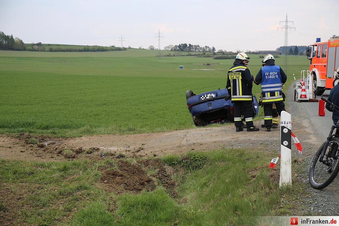 Kreis Hof: Auto überschlägt sich mehrfach und bleibt auf dem Dach liegen