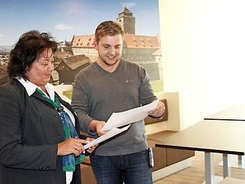 Noch am Donnerstag wurde die neue Wahlleistungsstation an der Frankenwaldklinik eingerichtet. Die Leiterin Gabi Doppel und der technische Leiter der Klinik, Sebastian Keim, besprachen die letzten Details. Heute wird die Station offiziell eingeweiht.  Foto: Veronika Schadeck