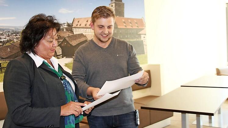Noch am Donnerstag wurde die neue Wahlleistungsstation an der Frankenwaldklinik eingerichtet. Die Leiterin Gabi Doppel und der technische Leiter der Klinik, Sebastian Keim, besprachen die letzten Details. Heute wird die Station offiziell eingeweiht.  Foto: Veronika Schadeck