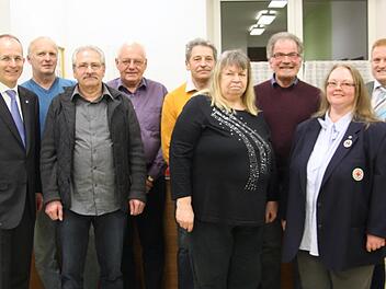 Dr. Alexander Siebel (links), Michaela Kühn und Bürgermeister Matthias Klement (1. u. 2. v. r.) gratulierten zur 125. Blutspende: (ab 2. v. l.) Josef Conhoff-Vierheilig, Norbert Düring, Paul Erhard, Rainer Fleckstein, Gerlinde Hub und Gerhard Draxler.Matthias Nöth