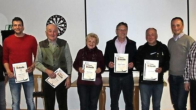 Beim SV Zeitlofs/Rupboden wurden langjährige Mitglieder geehrt (von links): Vorsitzender Heino Müller, Markus Ullrich (25 Jahre), Richard Limpert, Elfriede Pösch, Wilhelm Friedrich und Georg Kenner (je 50 Jahre), Ehrenamtsbeauftragter Mario Volklandt und Vorsitzender Erwin Baum.  Foto: Manuel Kenner