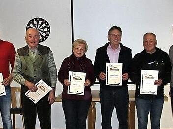 Beim SV Zeitlofs/Rupboden wurden langj&auml;hrige Mitglieder geehrt (von links): Vorsitzender Heino M&uuml;ller, Markus Ullrich (25 Jahre), Richard Limpert, Elfriede P&ouml;sch, Wilhelm Friedrich und Georg Kenner (je 50 Jahre), Ehrenamtsbeauftragter Mario Volklandt und Vorsitzender Erwin Baum.  Foto: Manuel Kenner