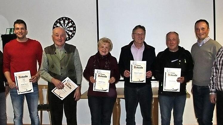 Beim SV Zeitlofs/Rupboden wurden langjährige Mitglieder geehrt (von links): Vorsitzender Heino Müller, Markus Ullrich (25 Jahre), Richard Limpert, Elfriede Pösch, Wilhelm Friedrich und Georg Kenner (je 50 Jahre), Ehrenamtsbeauftragter Mario Volklandt und Vorsitzender Erwin Baum.  Foto: Manuel Kenner