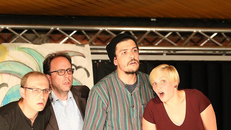 Die Theatergruppe Kompassion des Franz-Miltenberger-Gymnasiums  spielte die Farce "Benefiz. Jeder rettet einen Afrikaner" von Ingrid Lausund. Foto: Sebastian Schmitt