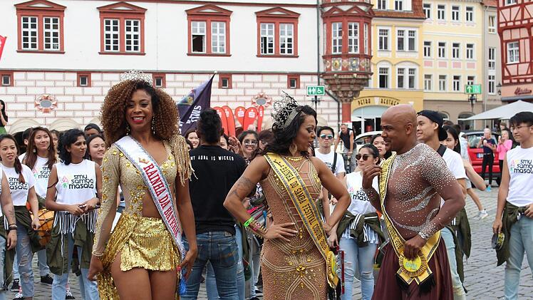 Die beiden Königinnen Veronice de Abreu (links) und Letícia Guimarães sowie König Carlinhos do Salgueiro tanzten zur Musik von Samba Masala.  Foto: Ulrike Nauer