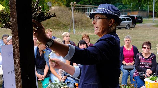 Hauswirtschaftsmeisterin Carola Faulstich gibt herbstliche Dekorationstipps.Foto: Gerd Schaar