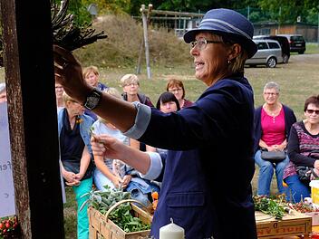 Hauswirtschaftsmeisterin Carola Faulstich gibt herbstliche Dekorationstipps.Foto: Gerd Schaar