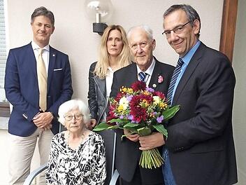 Bürgermeister Thomas Nowak (rechts) gratulierte Wolf Schweißinger. Mit im Bild Ehefrau Ingetraud sowie die beiden Kinder Lutz und Ulrike Schweißinger Foto: Martin Koch