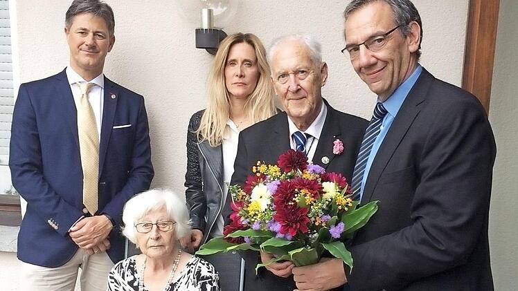 Bürgermeister Thomas Nowak (rechts) gratulierte Wolf Schweißinger. Mit im Bild Ehefrau Ingetraud sowie die beiden Kinder Lutz und Ulrike Schweißinger Foto: Martin Koch