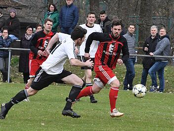 Reichenbachs Patrick Hergenröther (rechts) geht ins Laufduell mit Steinachs Maximilian Hein. Am Ende nutzte das Remis den abstiegsbedrohten Reichenbachern wohl mehr als den mit Aufstiegsgedanken spielenden Steinachern.  Foto: Hopf