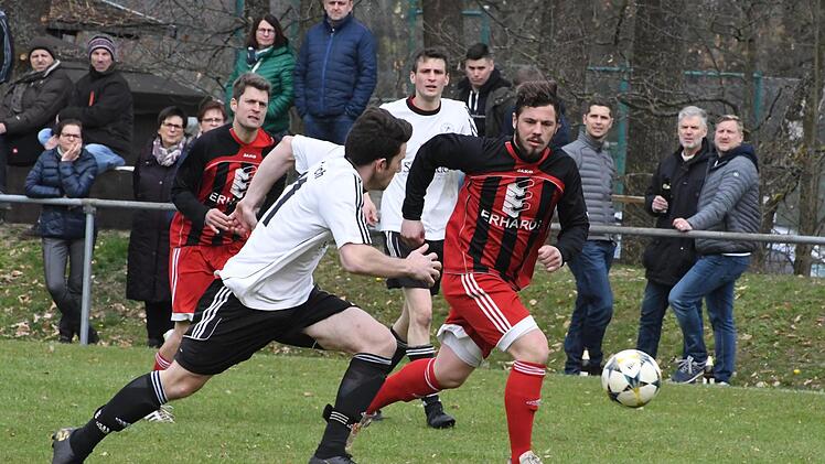 Reichenbachs Patrick Hergenröther (rechts) geht ins Laufduell mit Steinachs Maximilian Hein. Am Ende nutzte das Remis den abstiegsbedrohten Reichenbachern wohl mehr als den mit Aufstiegsgedanken spielenden Steinachern.  Foto: Hopf