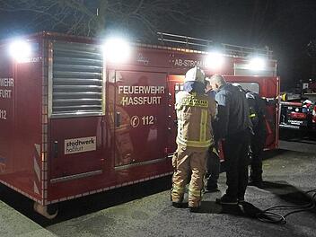 Mit dem Abrollbehälter Strom/Licht kann sich die Feuerwehr Haßfurt mit Energie versorgen. Dafür wurden beim Stromausfall am Sonntagabend die Vorkehrungen getroffen. Nach 20 Minuten war der Strom wieder da, die Einsatzbereitschaft wurde noch 30 Minuten beibehalten.  Foto: FFW Haßfurt