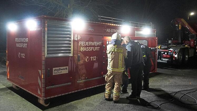 Mit dem Abrollbehälter Strom/Licht kann sich die Feuerwehr Haßfurt mit Energie versorgen. Dafür wurden beim Stromausfall am Sonntagabend die Vorkehrungen getroffen. Nach 20 Minuten war der Strom wieder da, die Einsatzbereitschaft wurde noch 30 Minuten beibehalten.  Foto: FFW Haßfurt