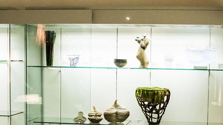 Dies ist eine der beiden Klimavitrinen, die bislang auf der Veste genutzt wurden und nun im Glasmuseum in der Rosenau zum Einsatz kommen.