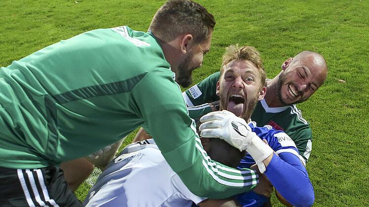 Pure Emotionen: Die wollen, wie hier Torwart Luis Zwick (Mitte) und Stürmer Adam Jabiri (rechts), die Spieler des FC 05 Schweinfurt in Aschaffenburg zeigen - erst auf dem Feld beim Regionalliga-Play-off, dann beim Feiern nach Spielende. Foto: Heiko Becker