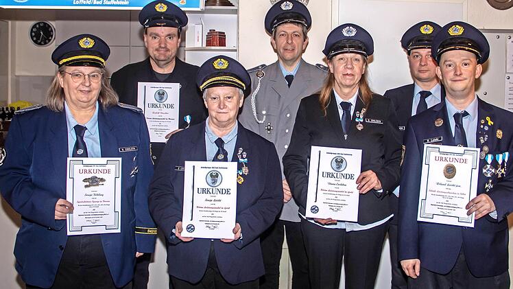 Die Geehrten mit (hinten) Vorsitzendem Robert Prohaska und Schie&szlig;wart Matthias M&ouml;hrlein.