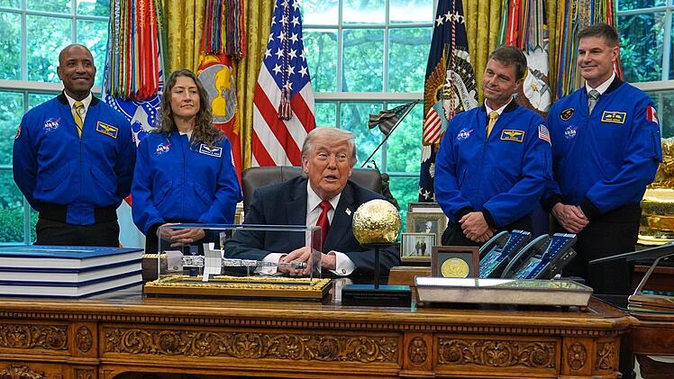 Trump empf&auml;ngt NASA-Astronauten