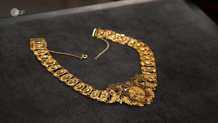 Das Collier der niederschlesischen Tracht aus 916er Gold aus der Zeit zwischen 1790 und 1840 hatte einen Sch&auml;tzwert von 4.000 bis 6.000 Euro. Susanne Steiger gab 4.000 Euro daf&uuml;r aus.