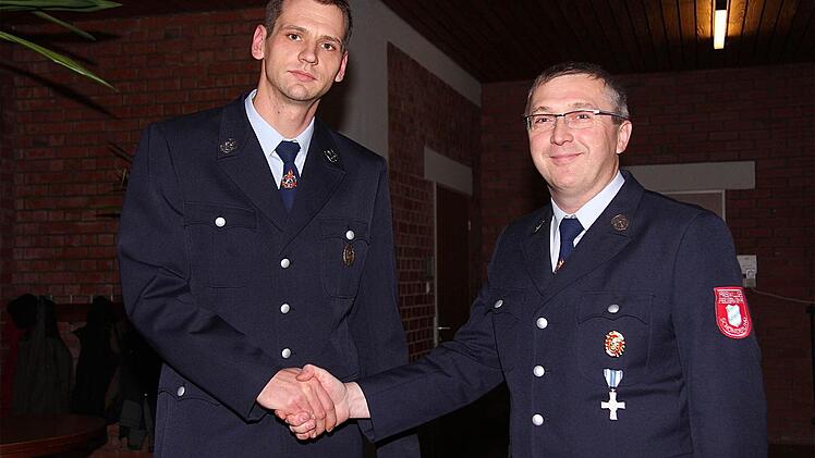 Christian Hornung (links) löst den zweiten Vorsitzenden Uwe Röder nach dessen Wunsch im Amt ab. Foto: Gerd Schaar