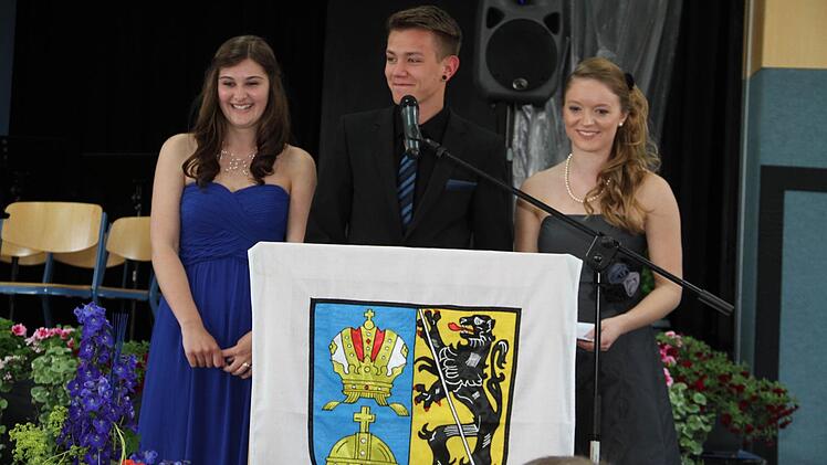 Nina Ruckdäschel, Tim Böcker und Johanna Landvogt (von links) blickten zurück auf eine zwölfjährigen Reise über die Straßen des bayerischen Schulsystems.  Foto: Gerda Völk