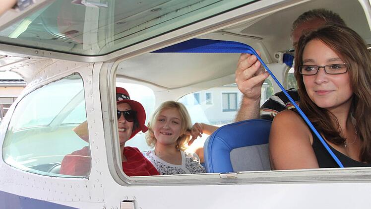 Selina ist froh, dass sie Lesepatin Andrea Zimmer und Praktikantin Susan beim Flug begleiten.