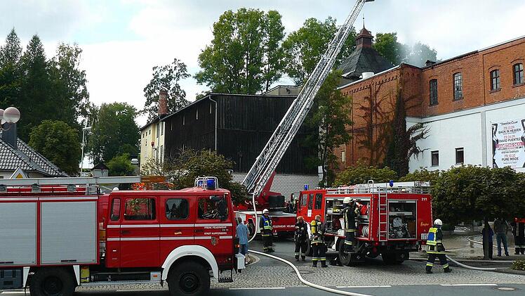 Auch die Drehleiter der Feuerwehr Helmbrechts war im Einsatz.