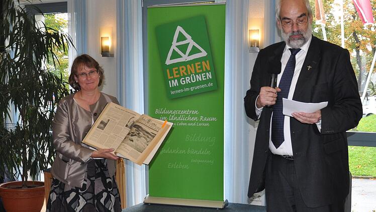 Originaldokument aus dem Jahr 1954 mit dem Bericht des Würzburger Sonntagsblattes zur Eröffnung der Einrichtung (links Martina Reinwald, Lernwerk Volkersberg, rechts Domkapitular Christoph Warmuth, Würzburg). Foto: Lernwerk Volkersberg