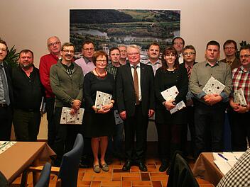 Wolfgang Röckelein (Mitte) feierte inmitten der Jubilare selbst ein Jubiläum. Foto: Evi Seeger