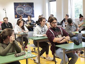 Geschafft! Nach vier Stunden Deutsch ist bei den Realschülern aus Forchheim erst einmal Erleichterung angesagt.  Foto: Josef Hofbauer