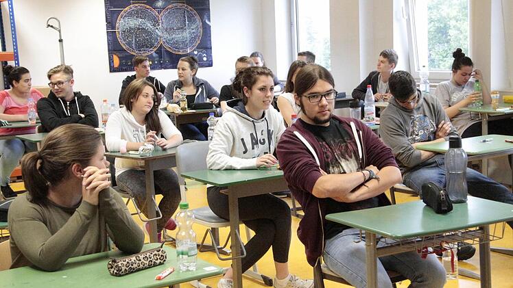 Geschafft! Nach vier Stunden Deutsch ist bei den Realschülern aus Forchheim erst einmal Erleichterung angesagt.  Foto: Josef Hofbauer
