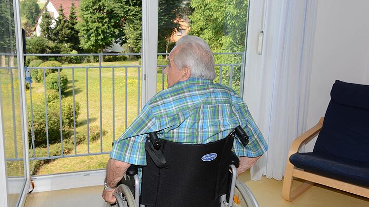 Ein Beispiel für eine optimale Fenstersituation. Im Sitzen hat Albin Laukner freie Sicht nach draußen. Foto: Dagmar Besand
