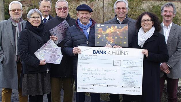 Strahlende Gesichter bei der Spenden&uuml;bergabe (v. l.): Armin Weidenthaler, Gertrud Sch&auml;tzlein, Vize-Pr&auml;sident Winfried Kleinhenz, Rainer Baden, B&uuml;rgermeister Karlheinz Kickuth, Joachim Hockgeiger, Lions-Pr&auml;sidentin Ruth Schubert und Peter Brandler. Foto: Winfried Ehling