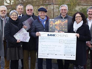 Strahlende Gesichter bei der Spendenübergabe (v. l.): Armin Weidenthaler, Gertrud Schätzlein, Vize-Präsident Winfried Kleinhenz, Rainer Baden, Bürgermeister Karlheinz Kickuth, Joachim Hockgeiger, Lions-Präsidentin Ruth Schubert und Peter Brandler. Foto: Winfried Ehling