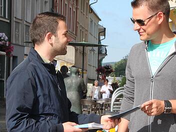 Werben um jede Unterschrift: Claudio Kleinhans (links) möchte Bürgermeister werden. 142 Bürger unterstützen seine Kandidatur. Foto: Ulrike Müller