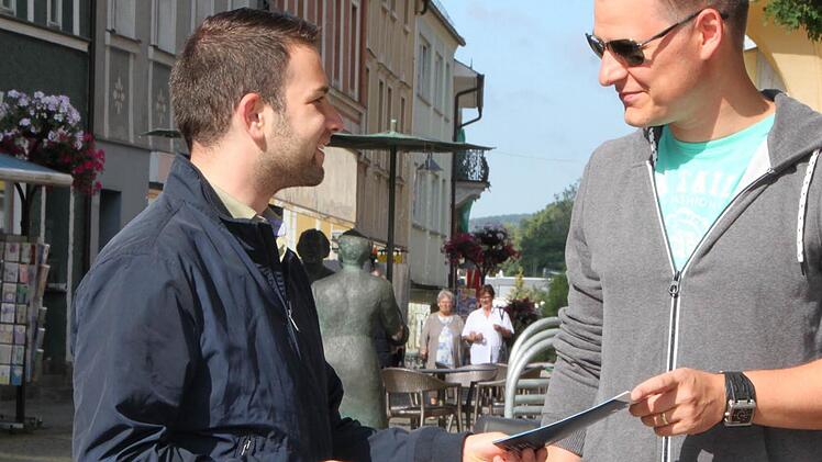 Werben um jede Unterschrift: Claudio Kleinhans (links) möchte Bürgermeister werden. 142 Bürger unterstützen seine Kandidatur. Foto: Ulrike Müller