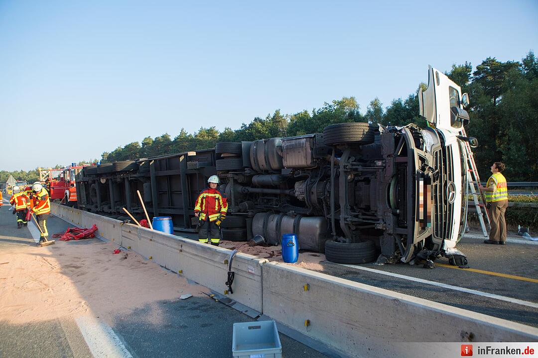 Sattelzug kippt in Baustellenbereich bei Nürnberg um