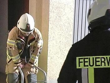 Die Feuerwehr bel&uuml;ftete die verrauchten R&auml;ume in der Wohnung in der Altstadt.  Foto: Christian Licha
