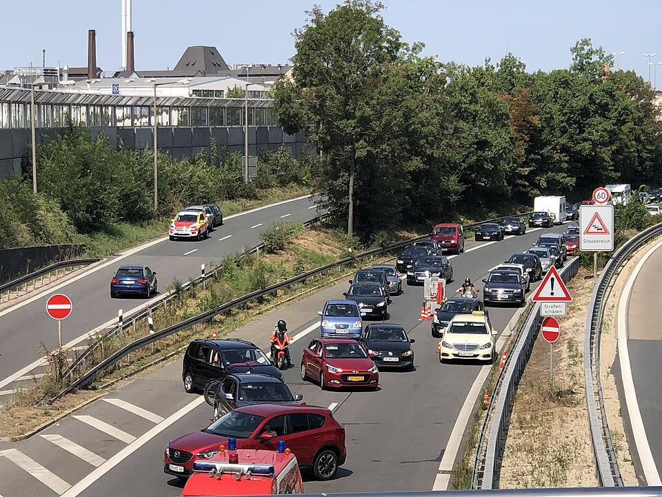 A73 in Nürnberg: Geisterfahrer stößt frontal mit Reisebus zusammen