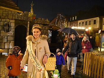 Die Korbstadtkönigin läuft mit den Kindern des Laternenzugs zum Weihnachtsmarkt. Nachdem die Lichter des Weihnachtsbaumes erstrahlten, fuhren die ersten Kinder schon mit der Märcheneisenbahn.Christoph Wiedemann