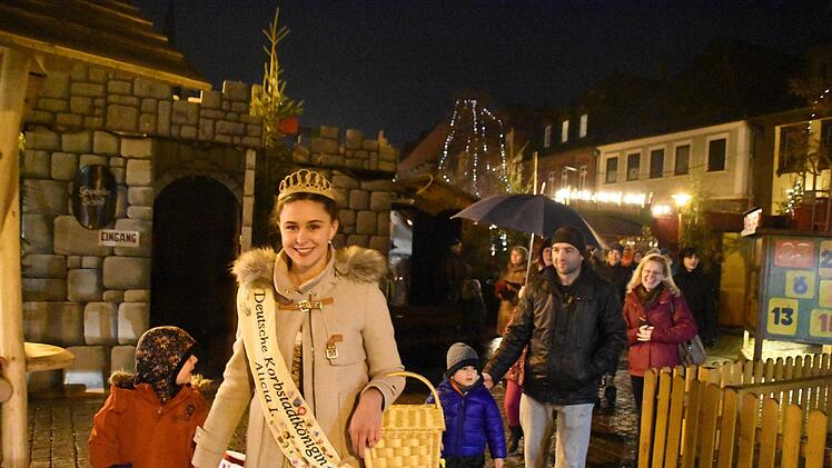 Die Korbstadtkönigin läuft mit den Kindern des Laternenzugs zum Weihnachtsmarkt. Nachdem die Lichter des Weihnachtsbaumes erstrahlten, fuhren die ersten Kinder schon mit der Märcheneisenbahn.Christoph Wiedemann