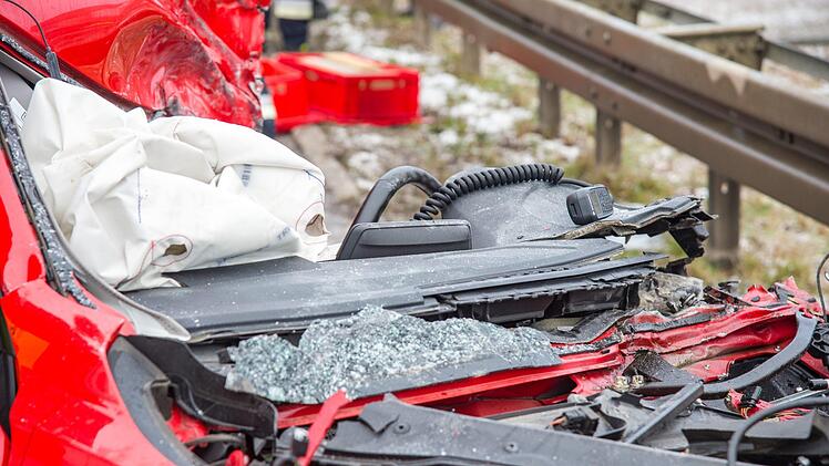 Tödlicher Unfall bei Marktsteft: Feuerwehrmann verliert Leben bei Einsatzfahrt. Foto: NEWS5 / DESK