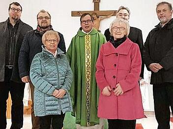 Die neue Stockheimer Kirchenverwaltung: von links Sven Zimmermann, Renald Steger, Angela Fugmann, Pfarrer Hans-Michael Dinkel, Kirchenpflegerin Elvira Ludwig, Frank Oberkofler und Oliver Kraus Foto: W. Fehn