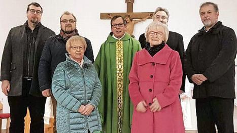 Die neue Stockheimer Kirchenverwaltung: von links Sven Zimmermann, Renald Steger, Angela Fugmann, Pfarrer Hans-Michael Dinkel, Kirchenpflegerin Elvira Ludwig, Frank Oberkofler und Oliver Kraus Foto: W. Fehn