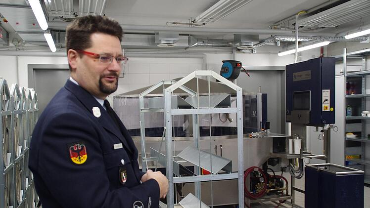 Stefan Wicklein vor der Anlage für die Schlauchreinigung. Foto: Marco Meißner