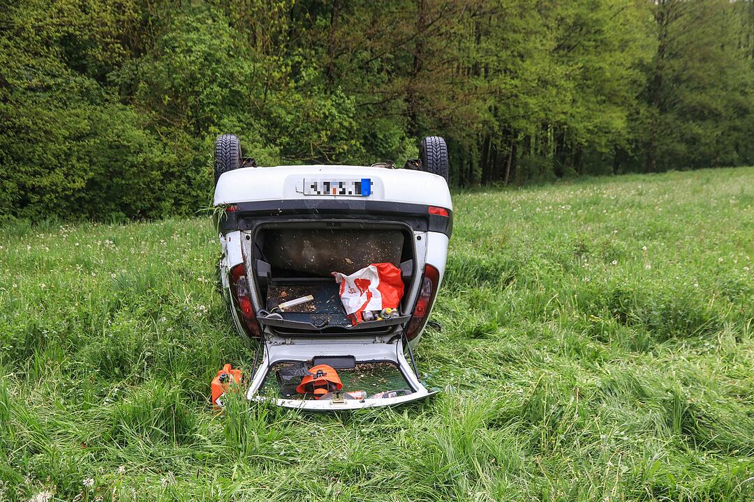 Nach 15-Meter-Flug: Corsa landet auf Dach in Wiese
