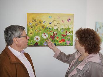 Gudrun Hauer zeigt in der Hauer´schen Galerie ihre aktuellen Werke. Zusammen mit ihrem Mann Manfred betreibt sie die Galerie.  Foto: Marion Eckert