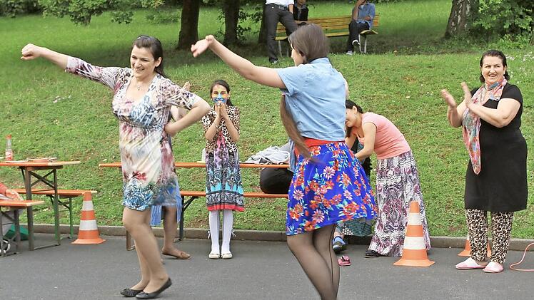 Frauen aus Tschetschenien zeigen einen Volkstanz. Foto: Christian Fenn