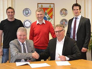 Vertrag unterzeichnet: 2. Bürgermeister Rainer Morper, Bürgermeister Franz Büttner, sein Nachfolger Alfred Gündling, Christoph Stroer und Christian Gruhlich von Windstrom (von links). Foto: Andreas Lomb