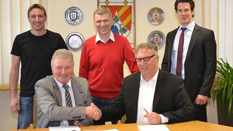 Vertrag unterzeichnet: 2. Bürgermeister Rainer Morper, Bürgermeister Franz Büttner, sein Nachfolger Alfred Gündling, Christoph Stroer und Christian Gruhlich von Windstrom (von links). Foto: Andreas Lomb